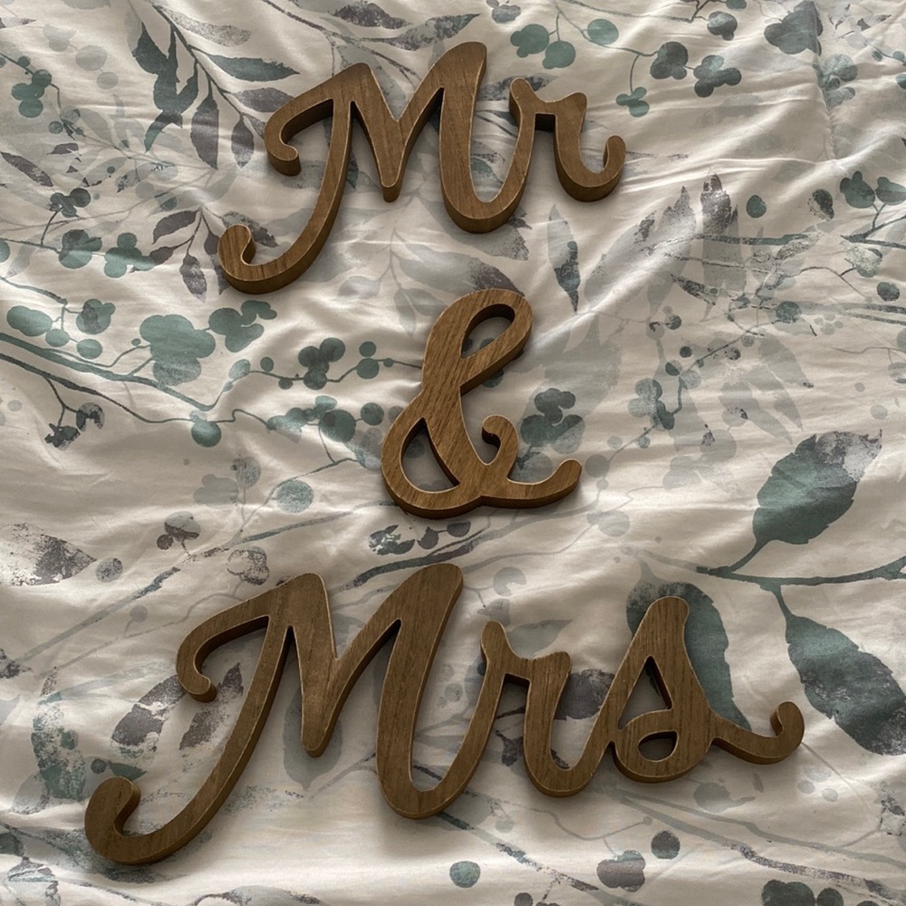 Mr & Mrs wooden decor